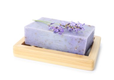 Sabun çubuğu ve lavanta çiçekleri beyaz üzerine izole edilmiş.