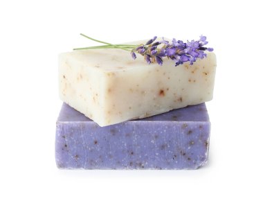 Sabun barları ve lavanta çiçekleri beyaza izole edilmiş.