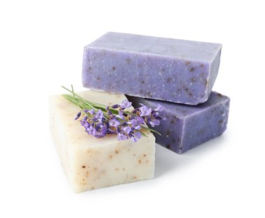 Sabun barları ve lavanta çiçekleri beyaza izole edilmiş.