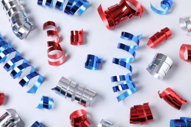 Beyaz arka planda parlak yılan flamaları, düz uzanmış.