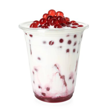 Plastik bardaktaki lezzetli süt köpüğü çayı beyaza izole edilmiş.