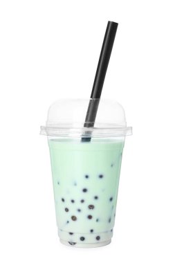 Plastik bardaktaki lezzetli süt köpüğü çayı beyaza izole edilmiş.