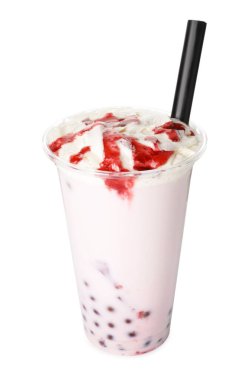 Plastik bardaktaki lezzetli süt köpüğü çayı beyaza izole edilmiş.