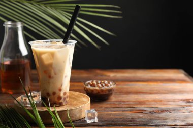 Lezzetli buzlu çay ve ahşap masadaki malzemeler. Metin için boşluk