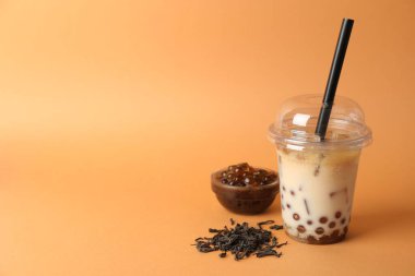 Lezzetli buzlu çay ve turuncu arka planda malzemeler. Metin için boşluk