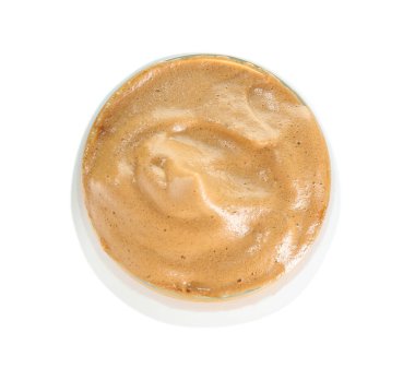 Beyaz bardakta nefis dalgona kahvesi, üst manzara.