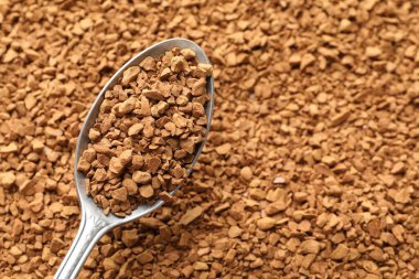 Arka plan olarak aromatik hazır kahveli kaşık, yakın plan.