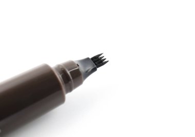 Bir adet sıvı kaş kalemi beyaza izole edilmiş.