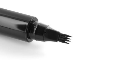 Bir adet sıvı kaş kalemi beyaza izole edilmiş.