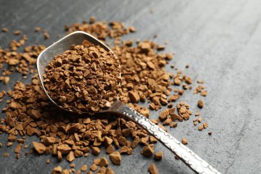 Siyah masada hazır kahve kaşığı, yakın plan. Metin için boşluk