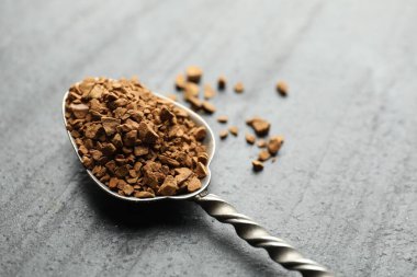 Siyah masada hazır kahve kaşığı, yakın plan. Metin için boşluk