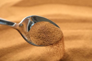 Arka plan olarak aromatik hazır kahveli kaşık, yakın plan.