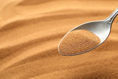 Arka plan olarak aromatik hazır kahveli kaşık, yakın plan.