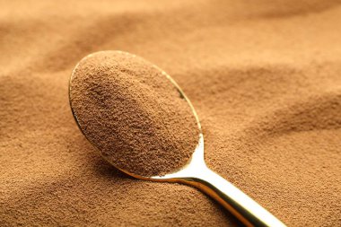 Arka plan olarak aromatik hazır kahveli kaşık, yakın plan.