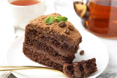 Kahve çekirdekli, nane ve çatallı lezzetli çikolatalı kek, yakın plan.