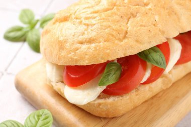 Mozarella peynirli, domatesli ve fesleğenli lezzetli sandviç.