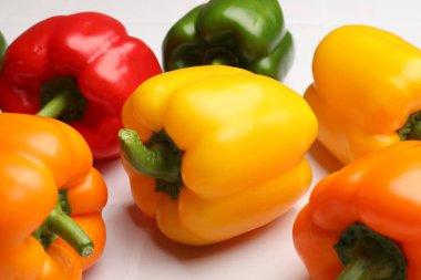 Taze renkli dolmalık biberler ışık masasında, yakın plan