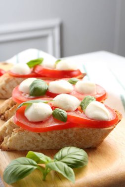 Peynirli, domatesli ve fesleğenli lezzetli sandviçler.