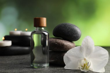 Gri masadaki spa taşlı kompozisyon, yakın plan.