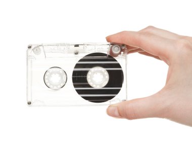 Beyaz arkaplanda ses kaseti olan kadın, yakın plan.