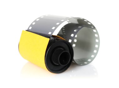 Beyaz üzerine izole edilmiş fotoğraf filmi rulosu
