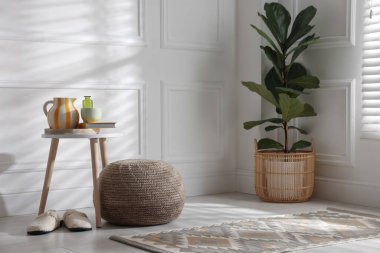 Şık örülmüş puf ve ev dekorasyonu.