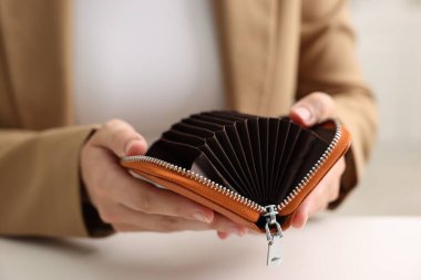 Beyaz masadaki boş cüzdanlı kadın, yakın plan.