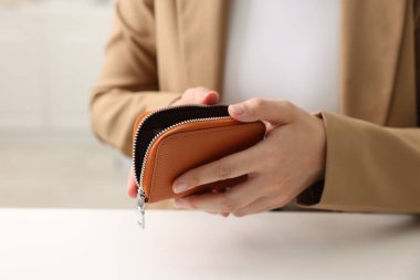 Beyaz masadaki boş cüzdanlı kadın, yakın plan.