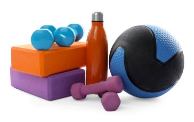 İlaç topu, dambıl, köpük blokları ve beyaz üzerine izole edilmiş su şişesi.