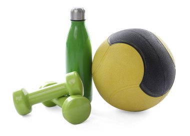 İlaç topu, dambıl ve su şişesi beyaza izole edilmiş.