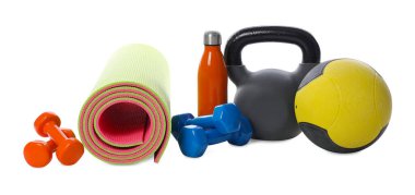 Dambıl, dambıl, dambıl, su şişesi ve spor minderi beyaza izole edilmiş.