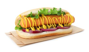 Turşulu, marullu, soğanlı ve hardallı leziz sosisli sandviç.