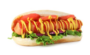 Lezzetli sosisli, domates, marul, soğan, ketçap ve hardal beyaz üzerine izole edilmiş.