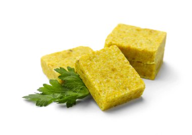 Lezzetli aromatik bulyon küpleri ve maydanozlar beyazın üzerinde izole edilmiş.