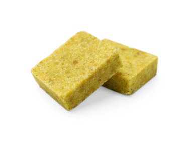 Beyaz üzerine izole edilmiş lezzetli aromatik bulyon küpleri.