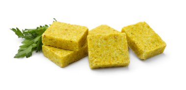 Lezzetli aromatik bulyon küpleri ve maydanozlar beyazın üzerinde izole edilmiş.