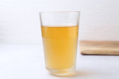 Aydınlık masada kirli su bardağı, yakın plan.