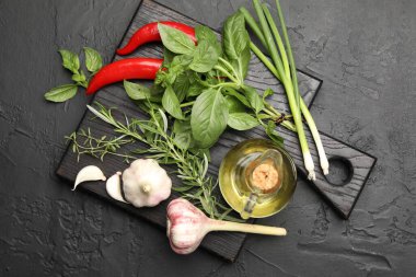 Siyah masada farklı taze otlar ve baharatlar.