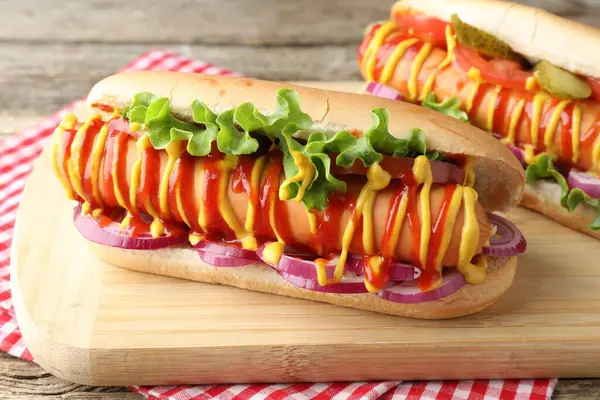 Sebzeli, hardallı ve ketçaplı lezzetli sosisliler, yakın plan.