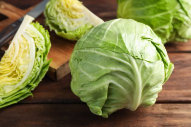 Taze lahana ve bıçak ahşap masada, yakın plan.