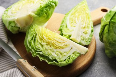 Taze lahana ve bıçak gri masada, yakın plan.