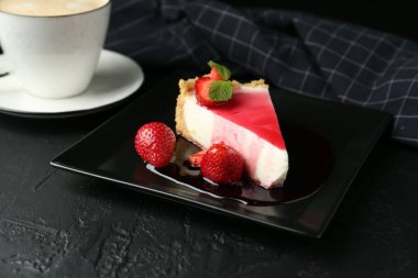 Çilekli, soslu, naneli ve kahveli lezzetli bir cheesecake.