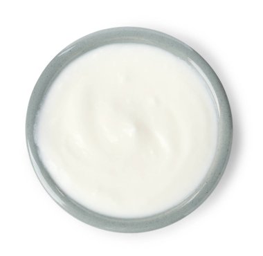 Beyaz tencereye izole edilmiş lezzetli yoğurt.