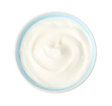 Beyaz tencereye izole edilmiş lezzetli yoğurt.