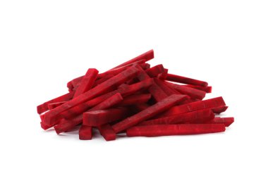 Beyaz arka planda kesilmiş taze kırmızı pancar yığını