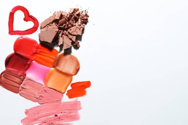 Beyaz arka planda farklı kozmetik ürünleri var. Metin için boşluk