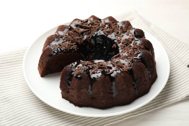 Hafif ahşap masada nefis çikolatalı kek, yakın plan.