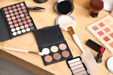 Ahşap gösteriş üzerine farklı makyaj ürünleri.