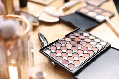 Ahşap gösteriş üzerine farklı makyaj ürünleri, yakın çekim