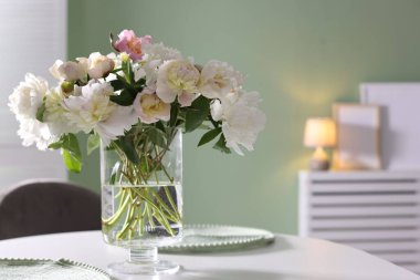 Yemek odasında vazo çiçekli güzel masa ayarları, metin için boşluk.